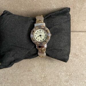 Geneva Gold and Silver Watch works great batteries take a look silver and gold